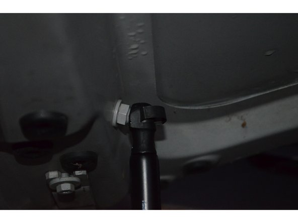 Présentez les têtes de vérin dans leur logement.