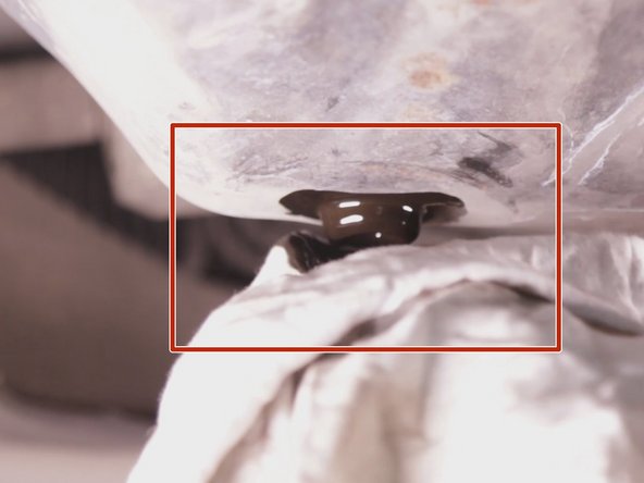 
Unscrew le bouchon from crankcase to hand
