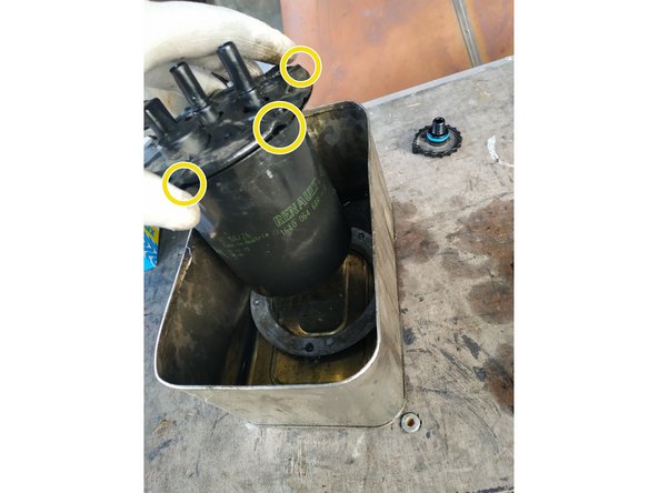 s'il n'est pas décollé, débloquer le couvercle supérieur en insérant un tournevis plat dans les encoches et en faisant 1/4 de tour