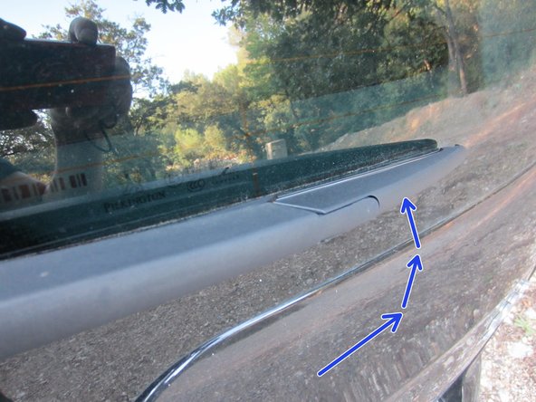 Reposer délicatement le balai et le bras sur la lunette arrière