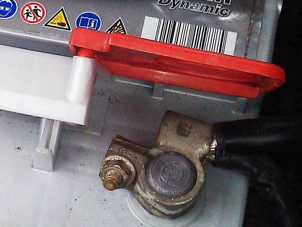 A l’inverse du sens de démontage, remonter la borne Positive en premier : câble rouge sur la borne marquée « + »  et serrer avec la clé de 10.