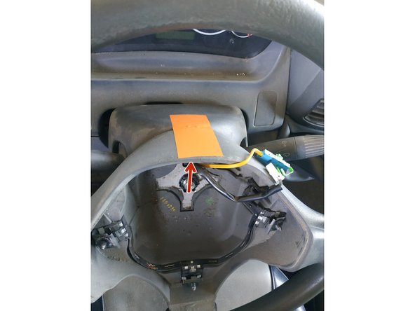 poser un bout de scotch entre le volant et le cache supérieur