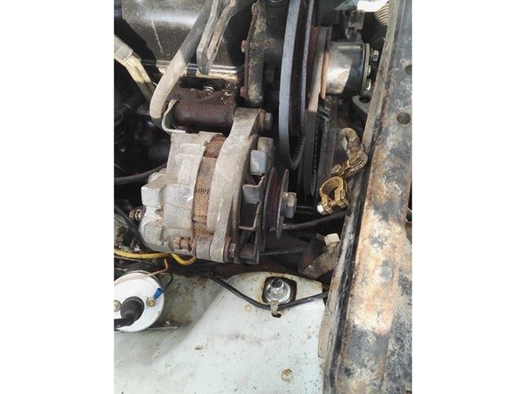 Desserrez simplement de quelques tours l'écrou de maintiens inférieur