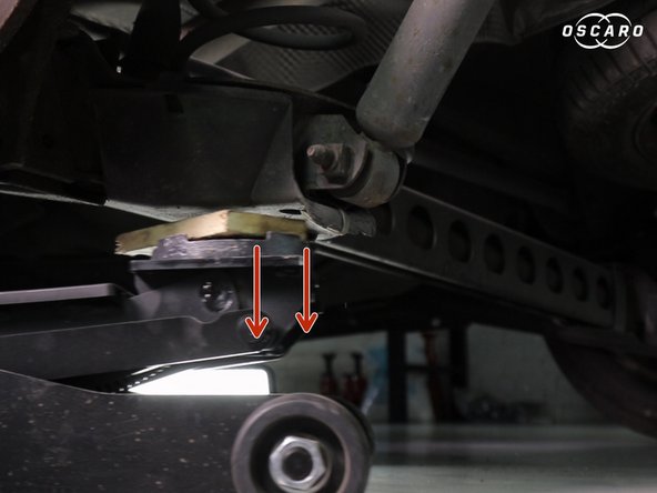 Une fois le pare boue fixé descendre le cric