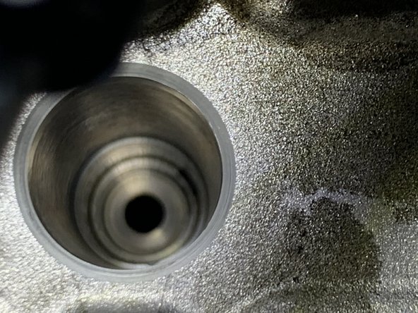 Nettoyer le puit de l injecteur ici avec un aspirateur et un petit tuyau afin de ne rien abîmer