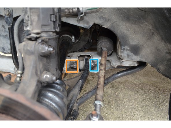 Retirez l'écrou avec une douille longue de 18mm.