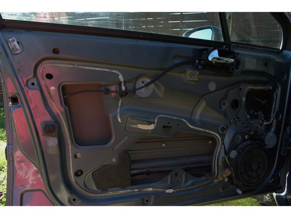 Remontez la vitre et pensez a mettre un cale ou a la bloquer. Cela facilitera le remontage.