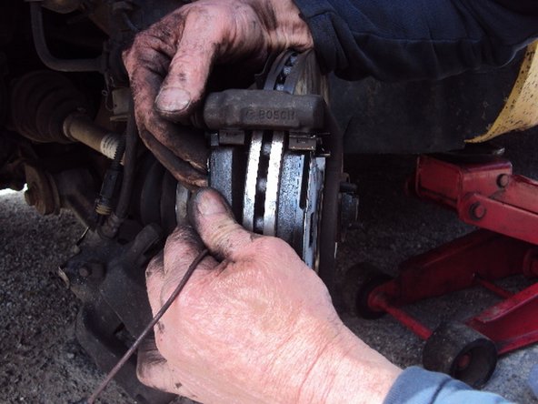 Replacez aussi la 2ème plaquette de frein, côté extérieur.