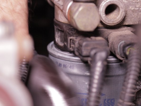 Replacer le nouveau filtre dans son emplacement et le revisser