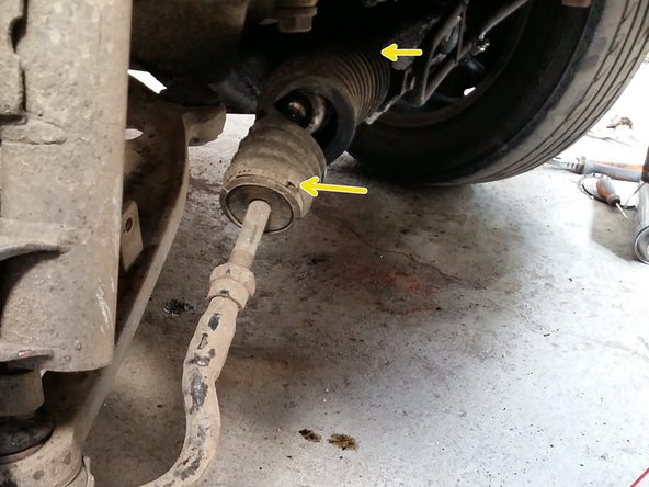 Retirez les deux colliers de maintien du soufflet.