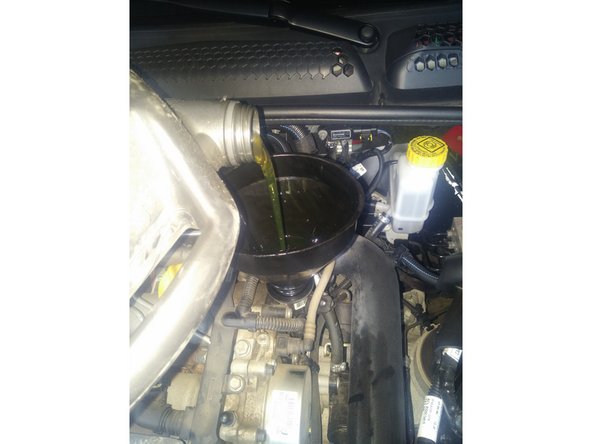 Ouvrir le bouchon sur le dessus du moteur