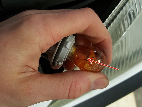 Appuyer sur l'ampoule et dévisser de 1/4 de tour