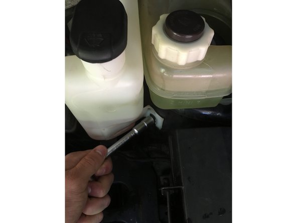 Replacer le réservoir en plaçant le petit embout du dessous dans son logement