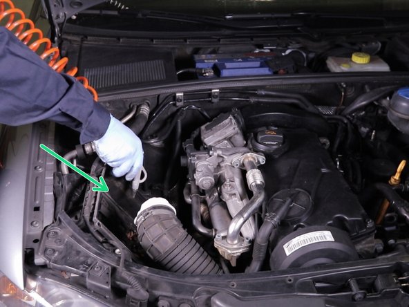 Effectuer un coup de soufflette dans la boite à air afin d'extraire toutes les impuretés présente à l’intérieur