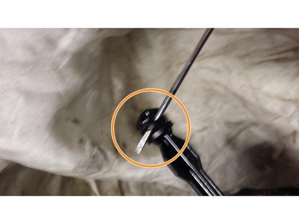 Retirer le joint torique de petit diamètre à l'extrémité de la tige de la cloche en glissant un tournevis sous le joint.