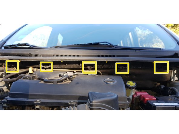 Repérez les 5 agrafes.