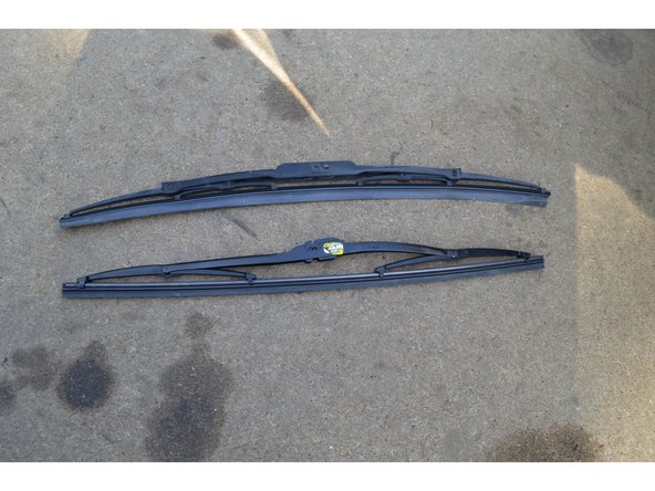 Vérifiez que l'ancien et le nouveau balai d'essuie-glace ont la même longueur.