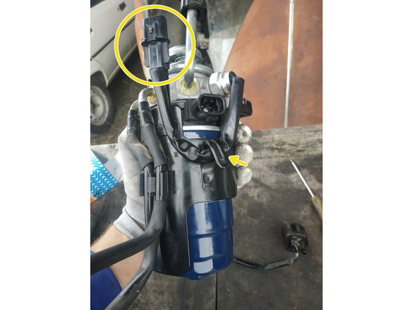 passer le fil du thermocontact dans le passe-fil et clipser sa fiche