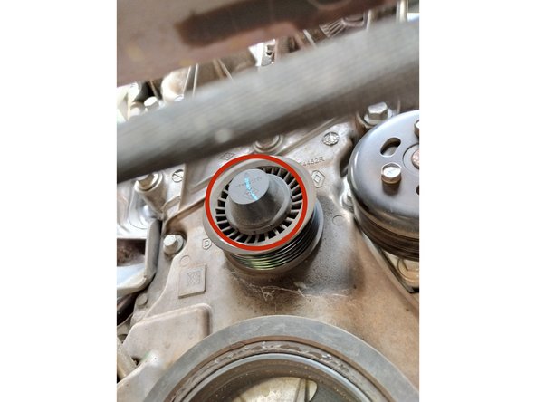 Déposer le cache vis du galet enrouleur à l'aide d'un petit tournevis plat