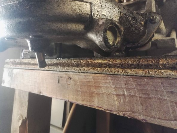 Dévissez les écrous de fixation de la pipe d'admission