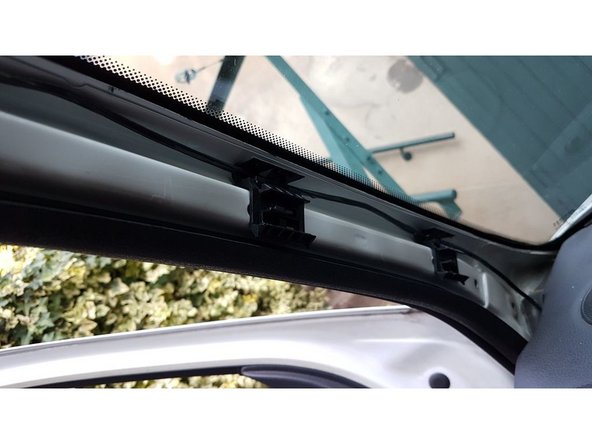 Declipser les montants plastiques droits et gauches en les tirant simplement.