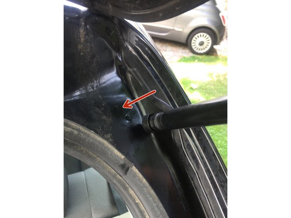 Déboîter le haut puis le bas du vérin