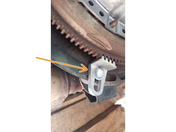 Bloquez le volant moteur avec l'outil adapté.