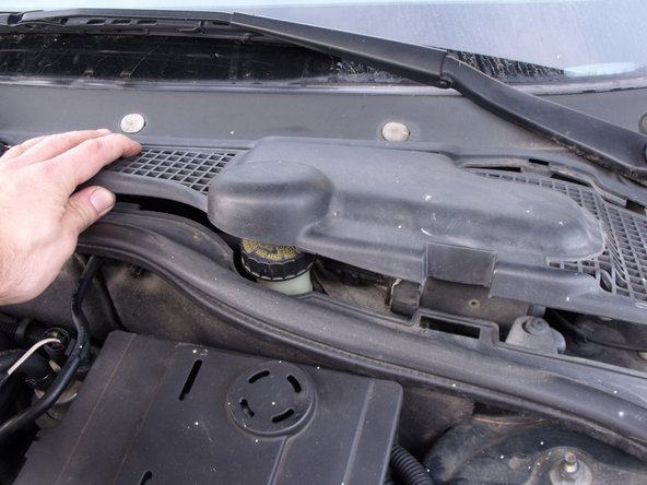 On referme le bouchon, puis le cache plastique et enfin le capot moteur.