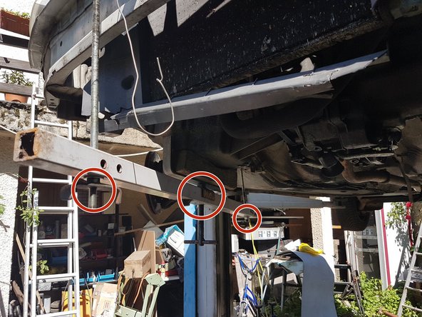 Pour ne pas que le moteur bascule lorsque nous enleverons la boite de vitesse, il faut mettre un support sous le moteur.