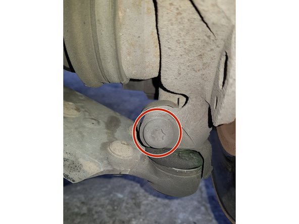 Avec une douille mâle Torx T50 et une douille de 17mm retirez le boulon.