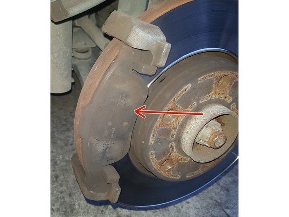 Retirez la plaquette qui est restée sur le support ainsi que celle qui est dans le piston.