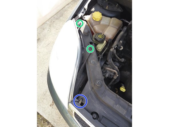 Faites attention à bien replacer la tirette d'ouverture du capot au dessus de la calandre. Sinon vous ne pourrez plus ouvrir votre capot.