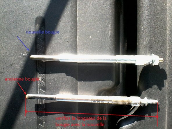 Déposez l’écrou de 8 de chaque bougie avec une douille de 8, soulevez la  cosse d'alimentation des bougies. Ensuite, avec la  douille longue de 8, déposez les 4 bougies de préchauffage. Si vous sentez des points durs revissez-dévissez comme pour refaire un filetage en le nettoyant. Attention, surtout ne forcez pas sous risque de casser la bougie