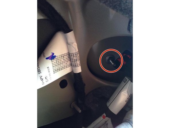 Maintenant, reprenez votre cliquet avec une douille de 10 puis vissez fortement l'écrou dans la tige qui tient le phare arrière de votre 308 phase 2.