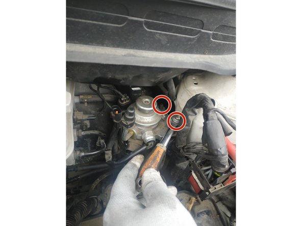 dévisser les 2 vis de fixation, clé de 12mm