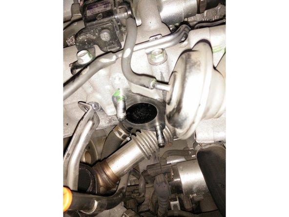 Utiliser un tournevis plat pour racler (sans forcer pour ne rien rayer) et l'aspirateur en même temps