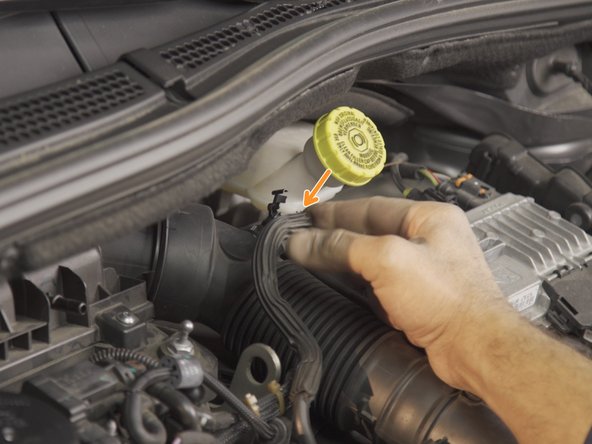 Placer la durite de dépression dans l'agrafe