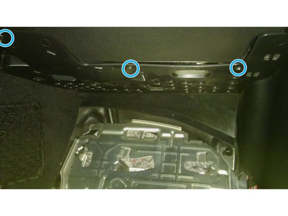 Dévisser les 3 vis Torx T25 sur le cache.