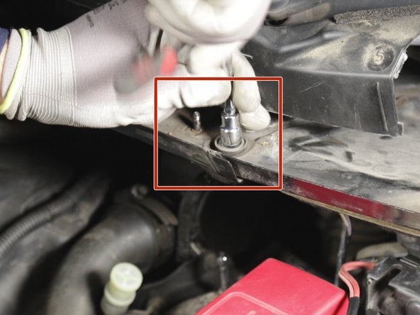 Resserrer les deux vis de chaque coté de la plaque