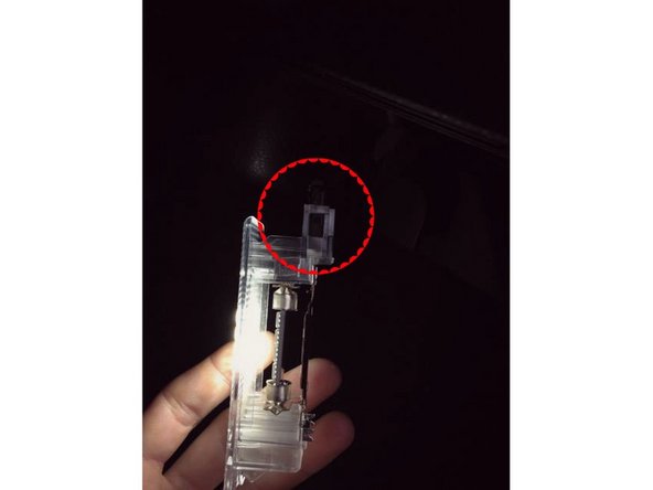 Si elle ne fonctionne pas, veuillez débrancher le module en pinçant le câble tout en tirant vers vous puis inverser le sens de l'ampoule pour que les bornes positive et négative soient dans l'autre sens.