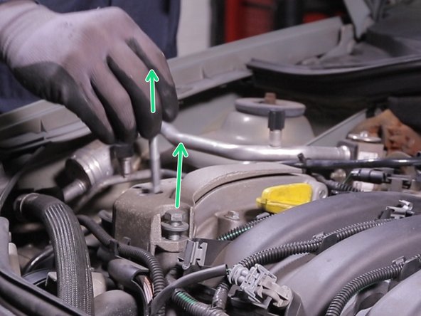 Extraire le support moteur de son emplacement (le cric soutient le moteur)