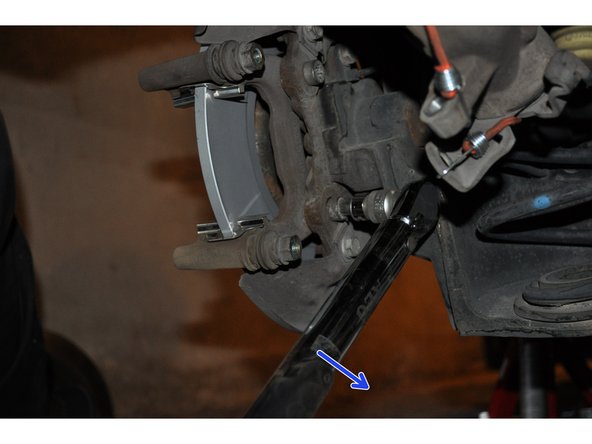 Fixer le support d'étrier et serrer à la clé dynamométrique