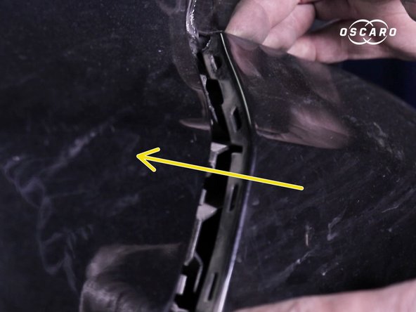 Clipser les parties latérales en alignant les pattes de fixation