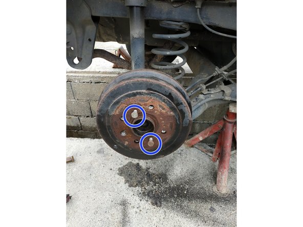 appliquer du dégrippant sur la portée du moyeu (en jaune photo 2)