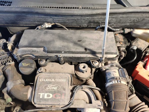 Procédez au remontage du cache du filtre à air en remettant les trois vis à l'aide d'une douille Torx 25