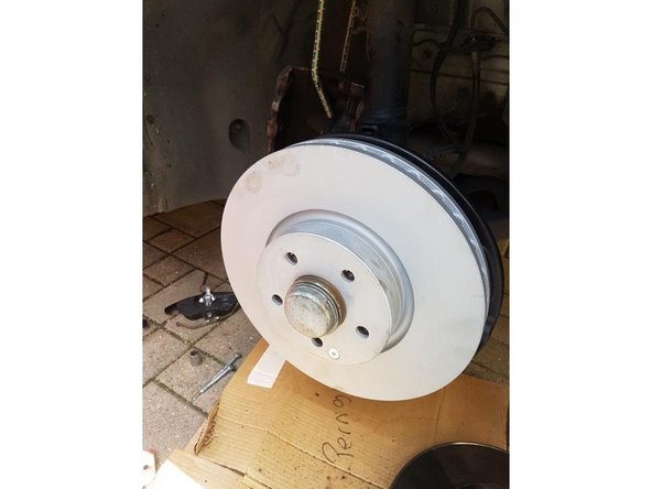 Nettoyer le moyeu à l'aide d'une brosse métallique ou papier a poncer pour enlever les residus.