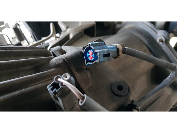 Appuyez sur la languette puis tirez sur le connecteur.