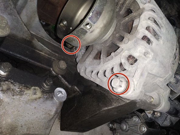 défaire les 2 vis de fixation de l'alternateur, clé de 10mm