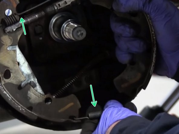 Retirer les deux ressorts du kit de frein