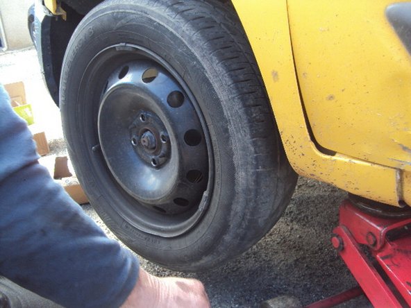 Replacez la roue à l'aide des 2 guides métalliques.